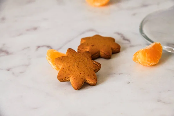 Ciasteczka Ginger Gwiazdki Przystawki Stole Plastry Mandarynki — Zdjęcie stockowe