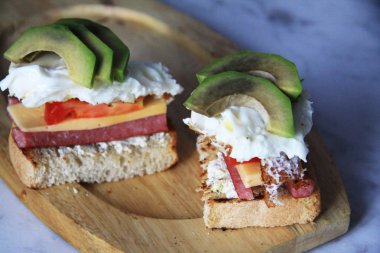 İsviçre peyniri, domates, yumurta ve avokado ile buğday soğuk kesilmiş sosis