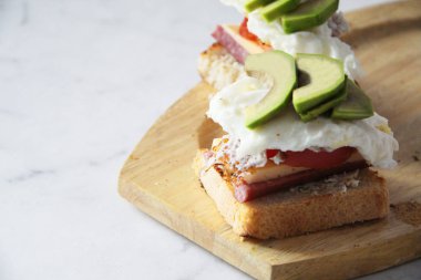 İsviçre peyniri, domates, yumurta ve avokado ile buğday soğuk kesilmiş sosis