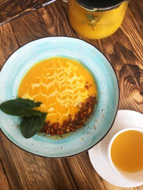 Tahta bir masada balkabağı çorbası