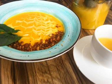 Tahta bir masada balkabağı çorbası