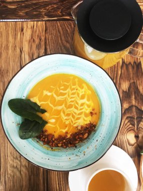 Tahta bir masada balkabağı çorbası