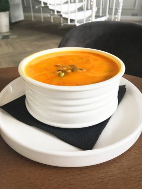 Tahta bir masada balkabağı çorbası