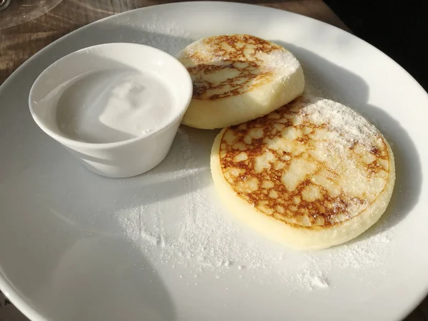 Ricotta Pancake Keju Pancake Cottage Piring Putih Dengan Krim Asam — Stok Foto
