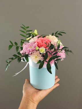 Çiçek tarafından Hediye Kutusu Tutan Kadın Eller