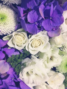 Mor ve beyaz çiçeklerile soyut bahar çiçek arka plan