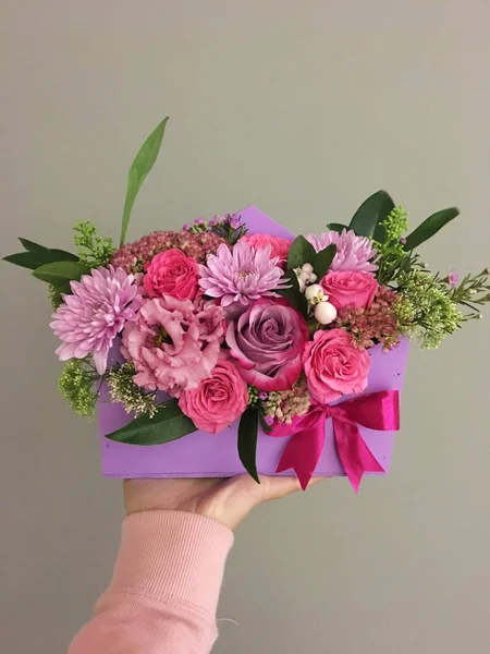 Vrouwelijke Handen Houden Gift Box Door Bloemen — Stockfoto