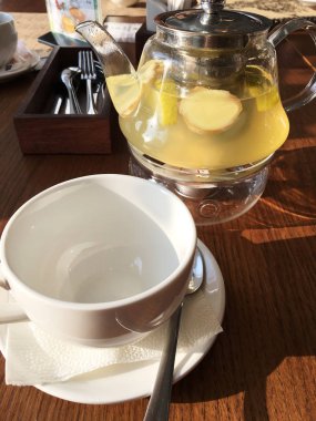 Masada kafede ahşap arka plan içinde Çaydanlık ve Fincan çay