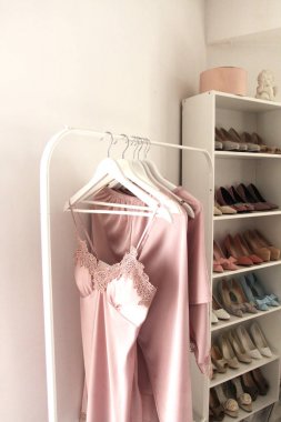 Güzel odada askı dantel ile Pembe ipek bornoz