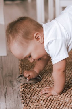 Kot pantolon ve beyaz t-shirt çocuk odasında sürünen çocuk kapalı