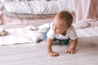 Kot pantolon ve beyaz t-shirt çocuk odasında sürünen çocuk kapalı