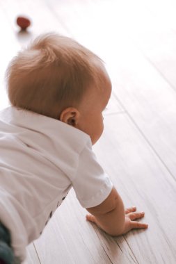 Kot pantolon ve beyaz t-shirt çocuk odasında sürünen çocuk kapalı