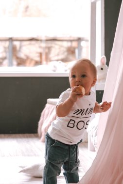 Mutlu bebek bir yaşında yemek yiyor