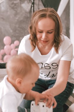 Şanslı oğul arasında bir anne ve çocuk oynarken iç ev Bebek Oda