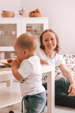 Anne ve oğul masa kapalı çocuk odasında oynamak
