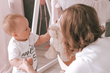 Sarışın Anne oturma halı Toddler oğul bina tuğla oynuyor