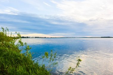 Sahilde yanan bulutlar ile gündoğumu deniz