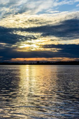 Sahilde yanan bulutlar ile gündoğumu deniz