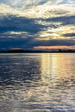 Sahilde yanan bulutlar ile gündoğumu deniz