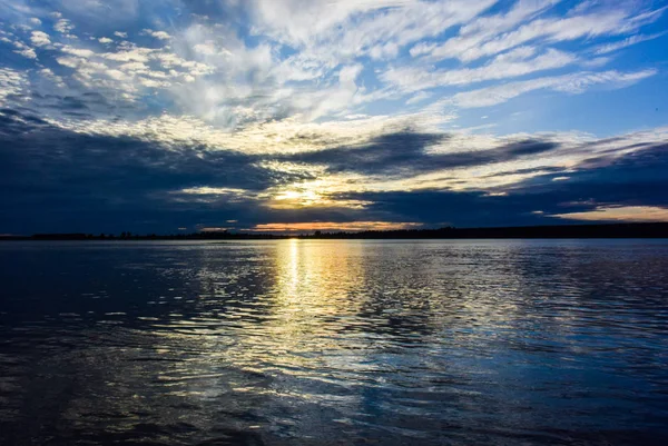 Sahilde yanan bulutlar ile gündoğumu deniz