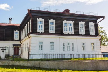 lesosibirsk / Rusya - 06 Haziran 2019: oyma pencereli eski ahşap evler. Küçük bir kasaba. Village