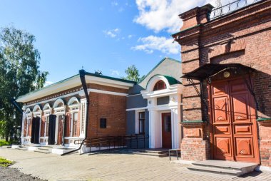 lesosibirsk / Rusya - 06 Haziran 2019: oyma pencereli eski ahşap evler. Küçük bir kasaba. Village