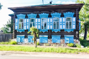 lesosibirsk / Rusya - 06 Haziran 2019: oyma pencereli eski ahşap evler. Küçük bir kasaba. Village