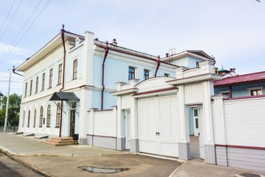 lesosibirsk / Rusya - 06 Haziran 2019: oyma pencereli eski ahşap evler. Küçük bir kasaba. Village