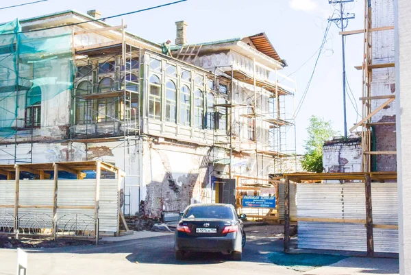 lesosibirsk / Rusya - 06 Haziran 2019: oyma pencereli eski ahşap evler. Küçük bir kasaba. Village