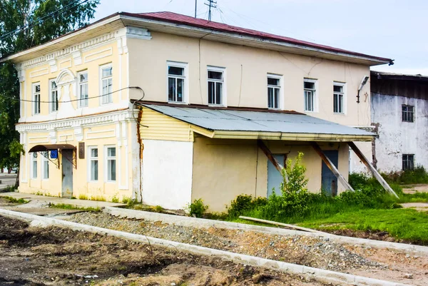 Lesosibirsk Russland Juni 2019 Alte Holzhäuser Mit Geschnitzten Fenstern Kleinstadt — Stockfoto