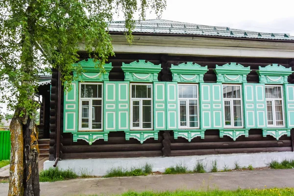 Lesosibirsk Russland Juni 2019 Alte Holzhäuser Mit Geschnitzten Fenstern Kleinstadt — Stockfoto