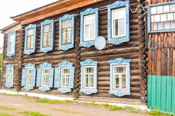Lesosibirsk Russland Juni 2019 Alte Holzhäuser Mit Geschnitzten Fenstern Kleinstadt — Stockfoto
