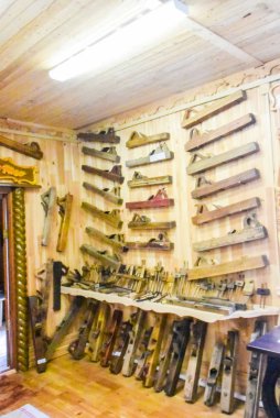 lesosibirsk / Rusya - 06 Haziran 2019: Müze uçağı. Eski ahşap makine aleti. Uçak