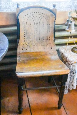 lesosibirsk / Rusya - 06 Haziran 2019: Müze uçağı. Eski ahşap makine aleti. Uçak