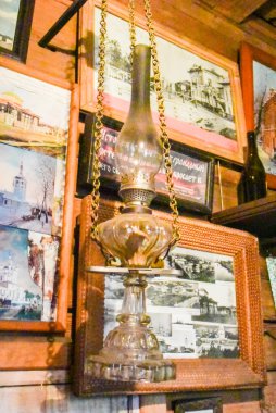 lesosibirsk / Rusya - 06 Haziran 2019: Müze uçağı. Eski ahşap makine aleti. Uçak