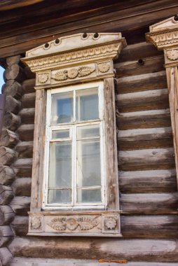Kuzey Rusya'daki eski evlerde ahşap pencereler. Güzel atışlar. Oyma. Geleneksel ahşap konut