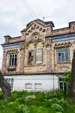 Kuzey Rusya'daki eski evlerde ahşap pencereler. Güzel atışlar. Oyma. Geleneksel ahşap konut