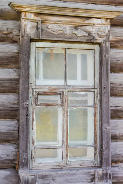 Kuzey Rusya'daki eski evlerde ahşap pencereler. Güzel atışlar. Oyma. Geleneksel ahşap konut