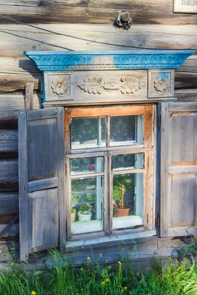 Ξύλινα Παράθυρα Παλιά Σπίτια Στο Ρωσικό Βορρά Ωραίες Βολές Σκάλισμα — Φωτογραφία Αρχείου
