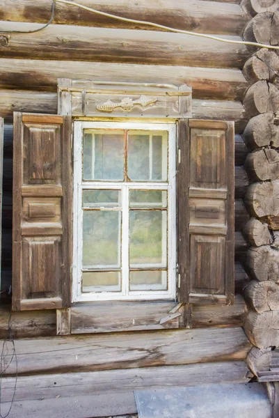 Holzfenster Alten Häusern Russischen Norden Schöne Aufnahmen Schnitzen Traditionelles Holzgehäuse — Stockfoto