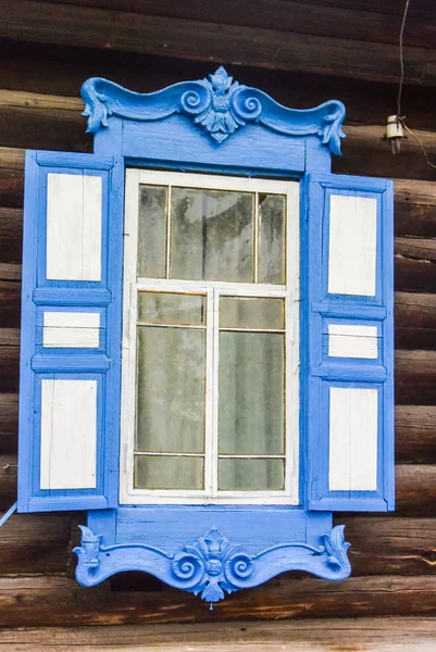 ロシア北部の古い家の木製の窓 いいショットだ彫刻 伝統的な木造ハウジング — ストック写真