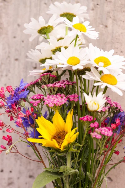 Strauß Feldblumen Mit Sonnenblumenkamille Kornblumen — Stockfoto