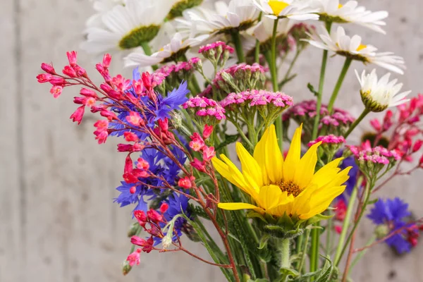 Strauß Feldblumen Mit Sonnenblumenkamille Kornblumen — Stockfoto