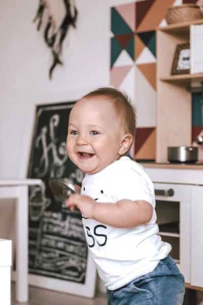 Bebe Garcon Heureux Petit Jeu Avec Des Jouets Dans La Chambre Des Enfants En Jeans Et T Shirt Blanc Artiste Le Bonheur Stock Photo Bebe Garcon Heureux Petit Jeu Avec Des Jouets Dans La Chambre Des Enfants En Jeans Et T Shirt Blanc Artiste Le Bonheur Stock Photo