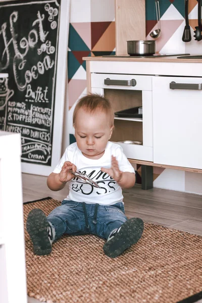 Bebe Garcon Heureux Petit Jeu Avec Des Jouets Dans La Chambre Des Enfants En Jeans Et T Shirt Blanc Chez Moi Ecole Stock Photo Bebe Garcon Heureux Petit Jeu Avec Des Jouets Dans La Chambre Des Enfants En Jeans Et T Shirt Blanc Chez Moi Ecole Stock Photo
