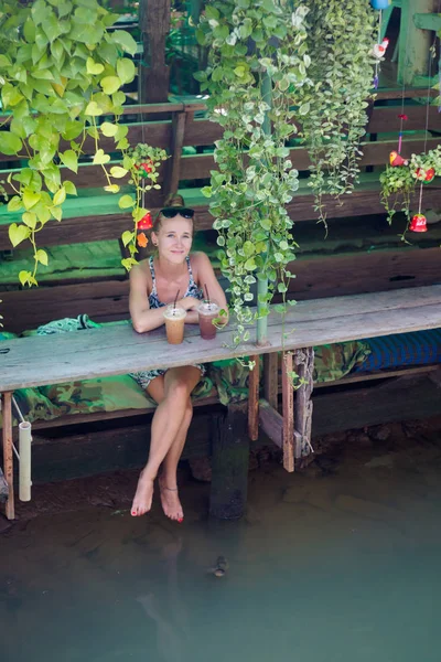 バンコクは 東南アジアでの休日のメナム川のクレット島の地元のレストランで女性観光 — ストック写真
