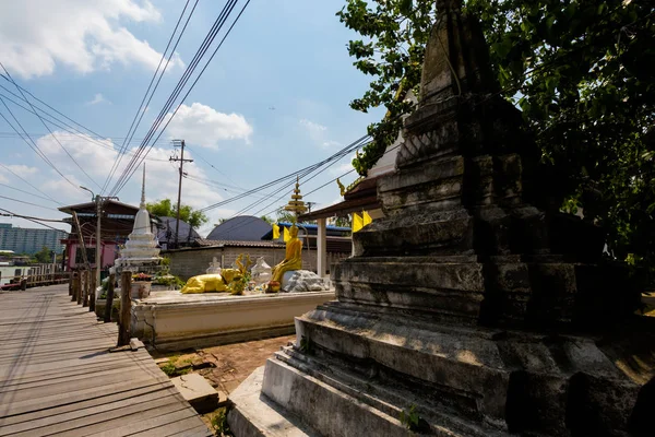 曼谷湄南河畔拉马达河 Kret 岛上的寺庙 周游东南亚 — 图库照片