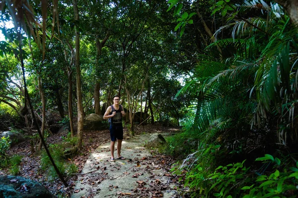 マレーシアの熱帯ティオマン島トレッキング ジャングルを持つ若い観光客 東南アジアの美しい自然 — ストック写真