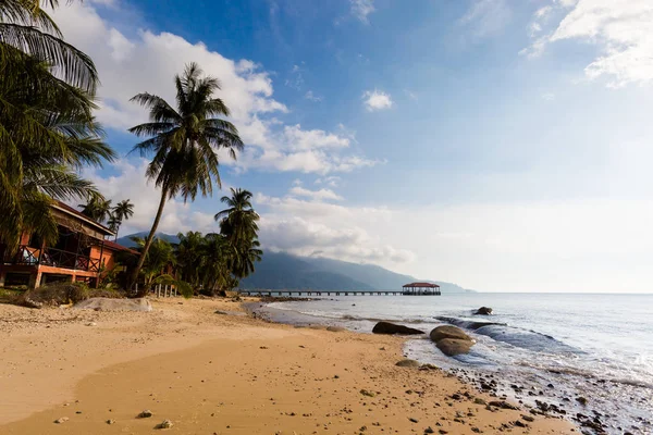 マレーシアの熱帯のティオマン島を風景します 空気バタン ビーチで東南アジアの美しい海の絵 — ストック写真
