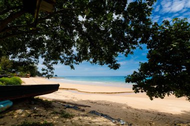 Malezya tropikal Tioman adasında manzara. Güney Doğu Asya Tekek Plajı'nın güzel deniz manzarası.